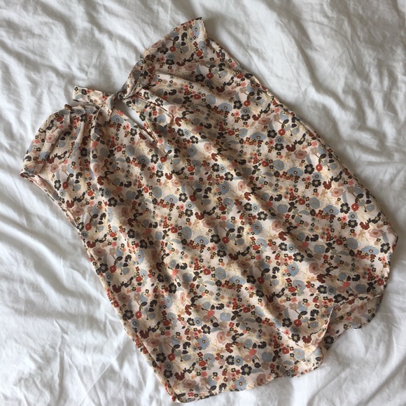 LC Lauren Conrad Ivory Floral Pleated Top - Picture 4 of 9